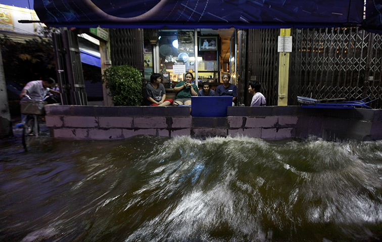 24 hours in pictures: flooding in bangkok