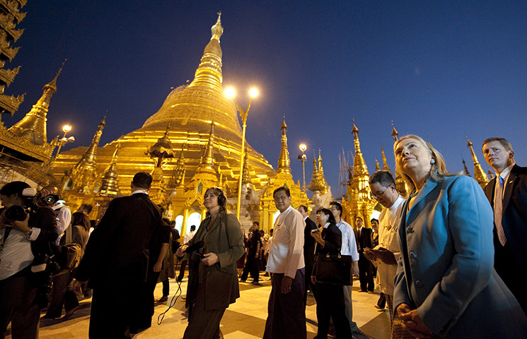 Hillary Clinton in Burma: Shwedegon Pagoda