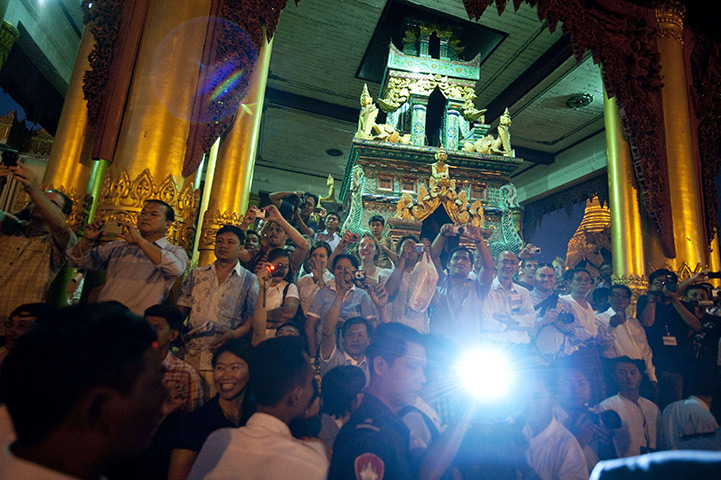 Hillary Clinton in Burma: tourists 