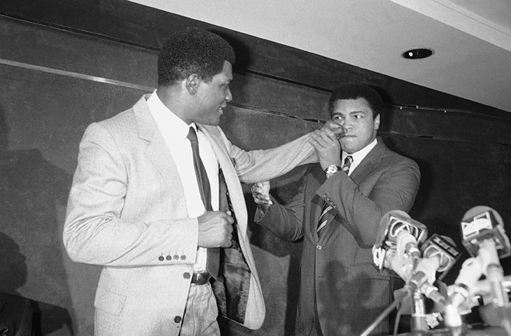 Drama in Bahama: Trevor Berbick and Muhammad Ali at a press conference 