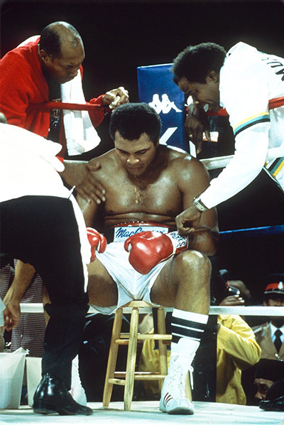 Drama in Bahama: A tired lookin Muhammad Ali sits on his stool