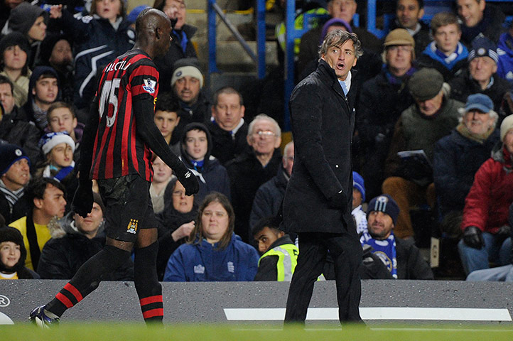Chelsea v Man City: Roberto Mancini has words with Balotelli in the 2nd half