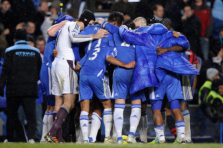 Chelsea v Man City: Chelsea celebratory huddle on the pitch at the end
