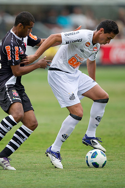 Man Utd targets: Santos' Paulo Henrique Ganso shields the ball from Vasco's Renato Silva