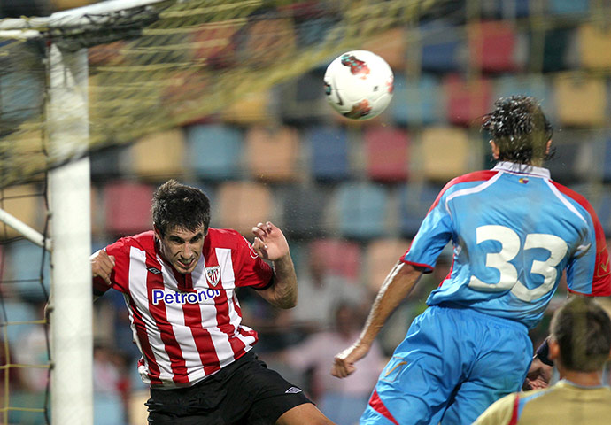 Man Utd targets: Athletic Bilbao's Javi Martinez tries to head a goal