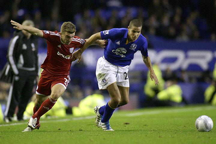 Man Utd targets: Jack Rodwell of Everton goes past James Morrison of West Bromwich Albion 