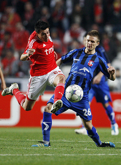 Man Utd targets: Benfica's Nico Gaitan goes past Otelul Galati's Ionut Neagu 