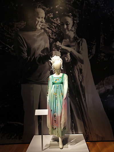 Elizabeth Taylor auction: The Gina Fratini Wedding dress at the Elizabeth Taylor auction