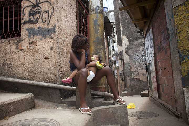 24 hours: A woman with child in Pavao-Pacaozinho