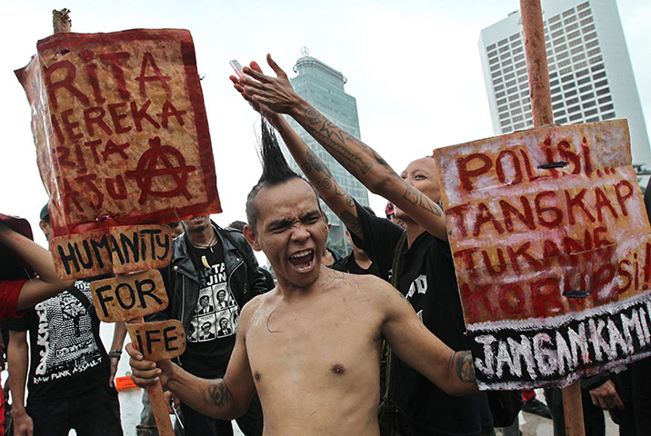 24 hours: Indonesian punk rock fans protest