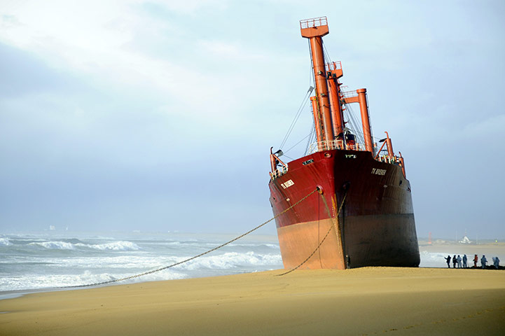 24 hours: Bremen cargo ship which ran aground, spilling oil off the coast of France