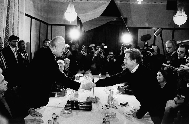 Vaclav Havel: 1989: Vaclav Havel and Ladislav Adamec Shake Hands