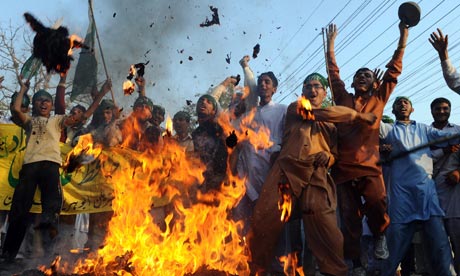 Pakistani islamists burn effigy of Barack Obama