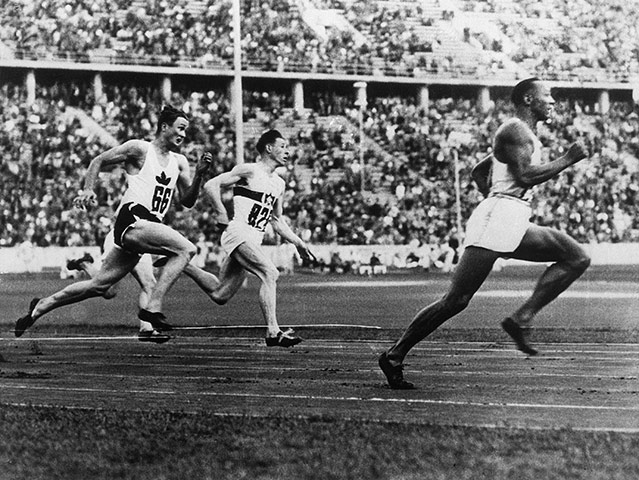 Jesse Owen: Jesse Owens Running the 200 Metre Race