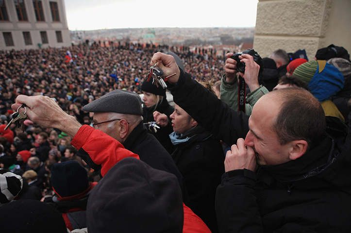 Vaclav Havel funeral: People jingle keys in a symoblic reference to the Velvet Revolution of 1989