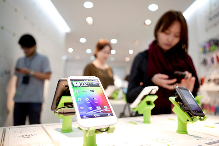Week in Business: Visitors try out HTCs mobile in Taipei, Taiwan