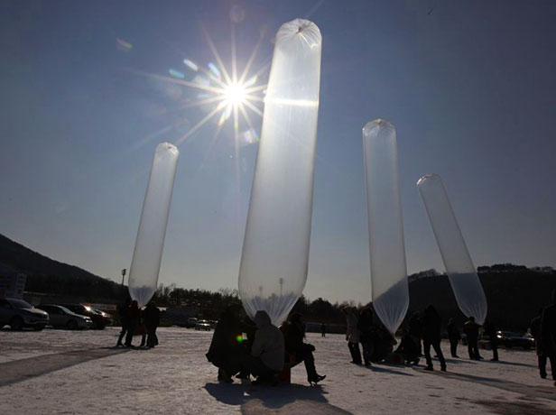 24 hours in pictures: Aid balloons in Korea