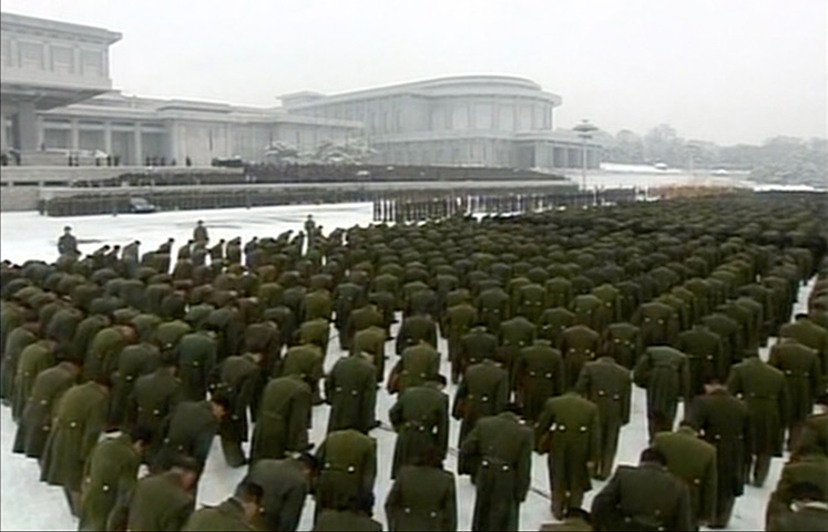 Kim Jong-il funeral: Military personnel bowing their heads