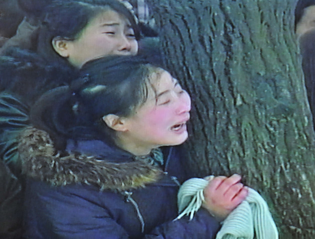 Kim Jong-il funeral: North Korean's mourn during the funeral procession