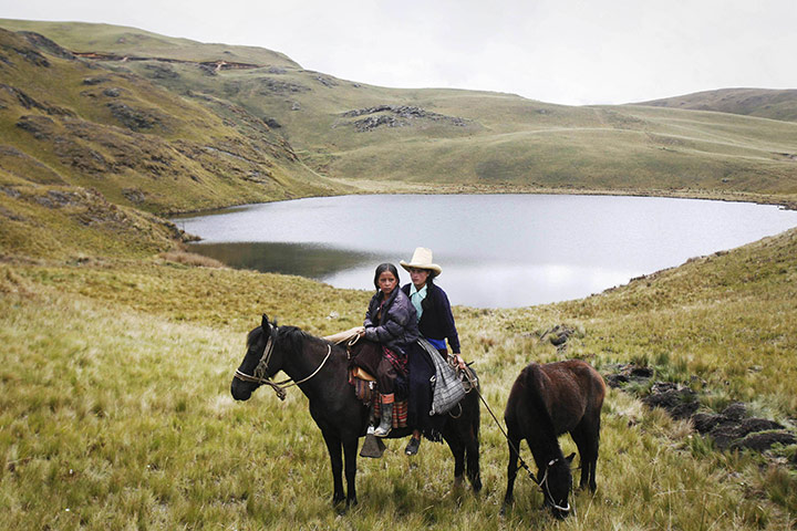 24 Hours: an Andean woman and a girl ride next to the Cortada lagoon
