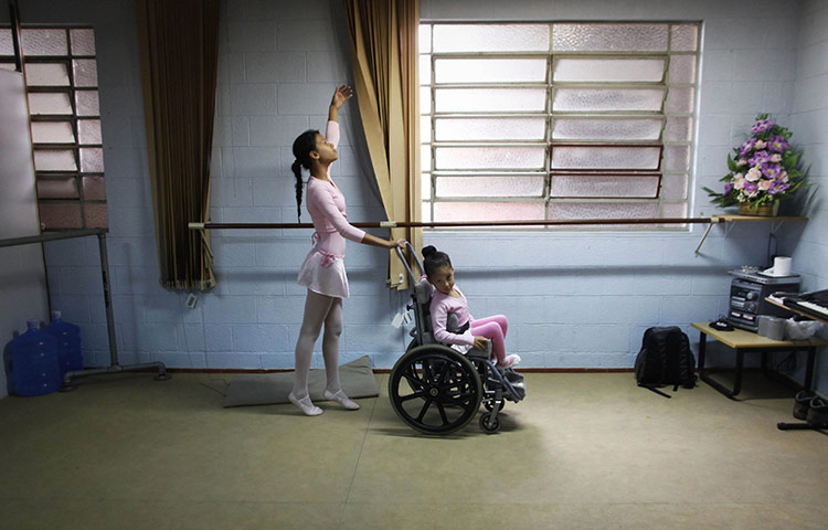 24 Hours: deaf ballet student Vitoria Torres and her handicapped classmate rehearse