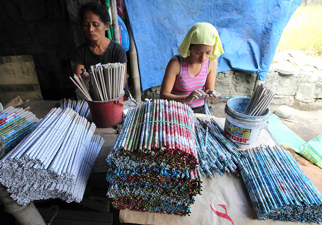 Bocaue, Philippines: Women make pyrotechnics in a factory for new year