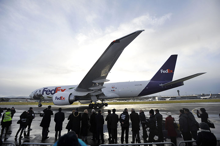Pandas in Edinburgh: The plane carrying Tian Tian and Yang Guang 