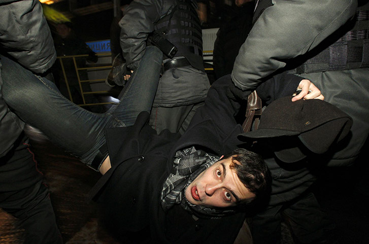 russia elections: Police detain an activist  