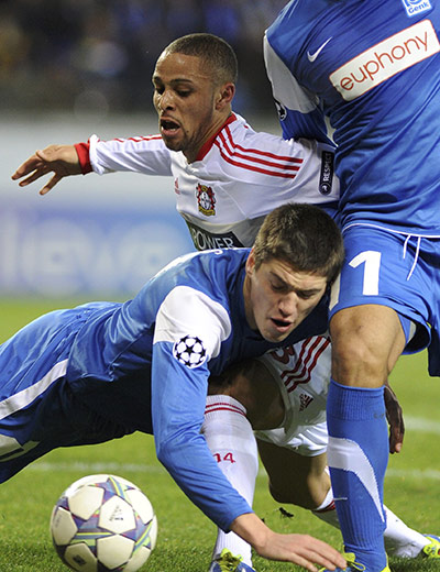 wednesday Champ League: Genk's Jeroen Simaeys tussles with Bayer Leverkusen's Sidney Sam