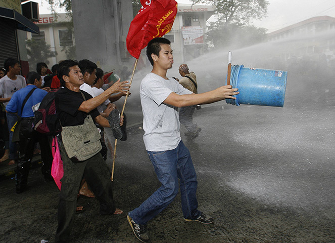 Occupy Mendiola: Police disperse protesters with water cannon, Manila
