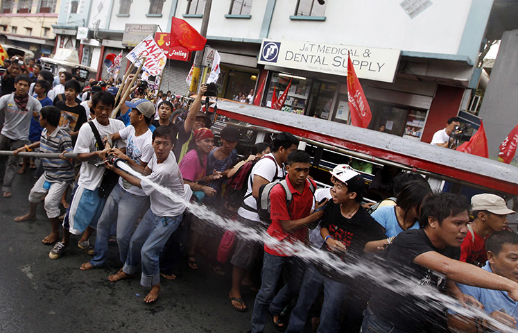 Occupy Mendiola: Filipino students use water cannons to disperse anti-riot policmen, Manila