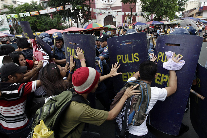 Occupy Mendiola: Filipino militant students clash with anti-riot police officers, Manila