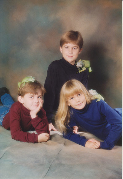 Awkward pet photos: Siblings with iguanas