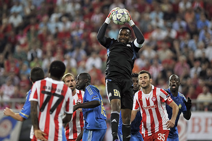 Champions League: Marseille's goalkeeper Steve Mandanda bl