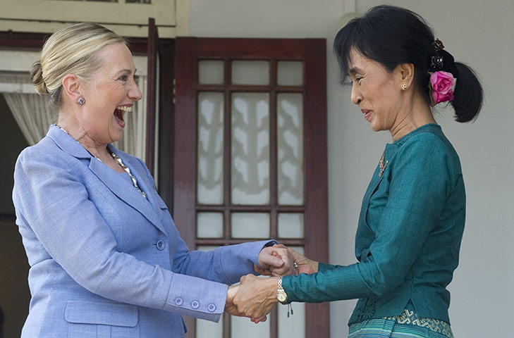 Hillary Clinton's Tour: Hillary Clinton's handshake diplomacy 