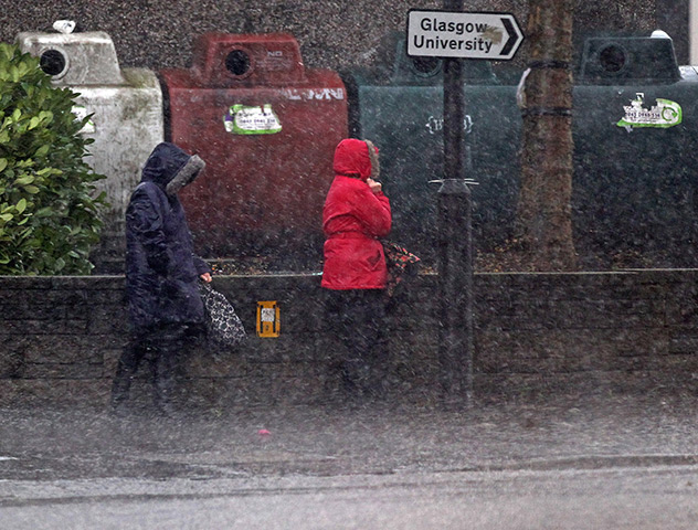 24 hours in pictures: Glasgow, UK: Two women brave the weather