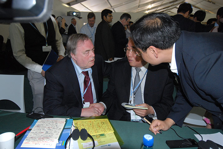 COP17 in Durban: John Prescott shaking hands with head of Chinese delegation Xie Zhenhua