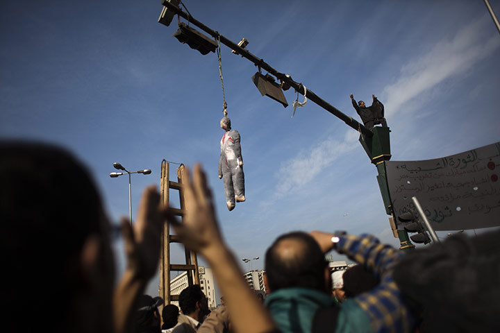 Egypt crisis day 8: An effigy depicting President Hosni Mubarak hangs from a traffic light
