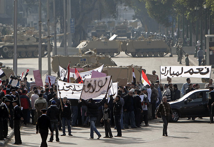 Egypt protests: Supporters of Egyptian President Hosni Mubarak demonstrate