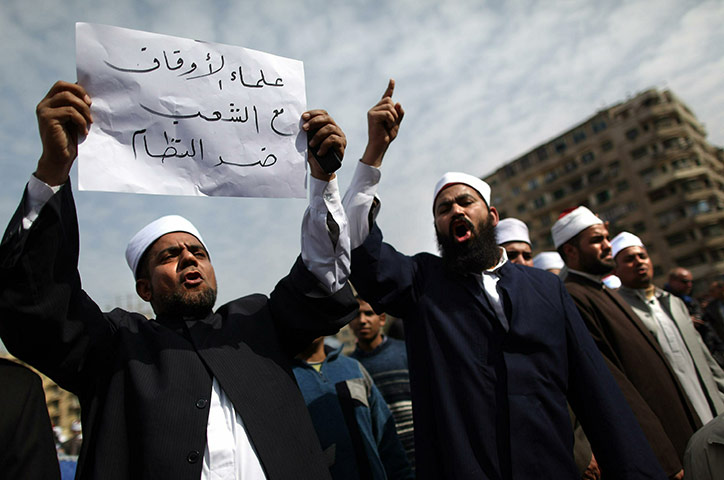 Egypt protests: Muslim men demonstrate in Tahrir Square
