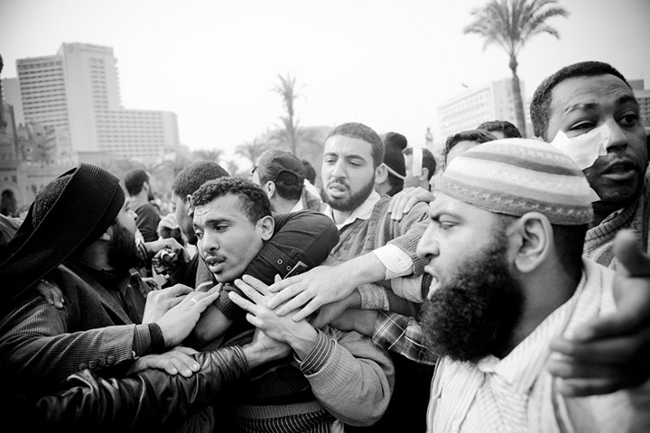 Hossam el-Hamalawy: Protesters detain one of Mubarak's thugs