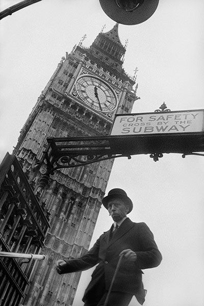 E.O. Hoppé: Westminster Underground Station, London, 1937