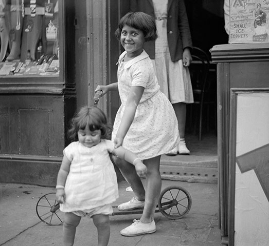 E.O. Hoppé: Children, Limehouse, London, 1934