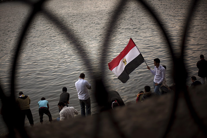 egypt day 18: protesters wash themselves in the Nile