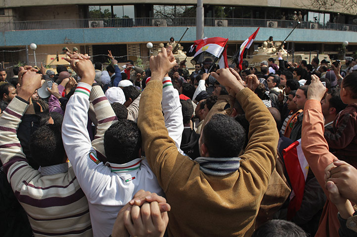 egypt day 18: crowds rally a day after mubarak addresses nation