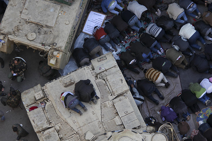 egypt day 18: Anti-government protesters pray