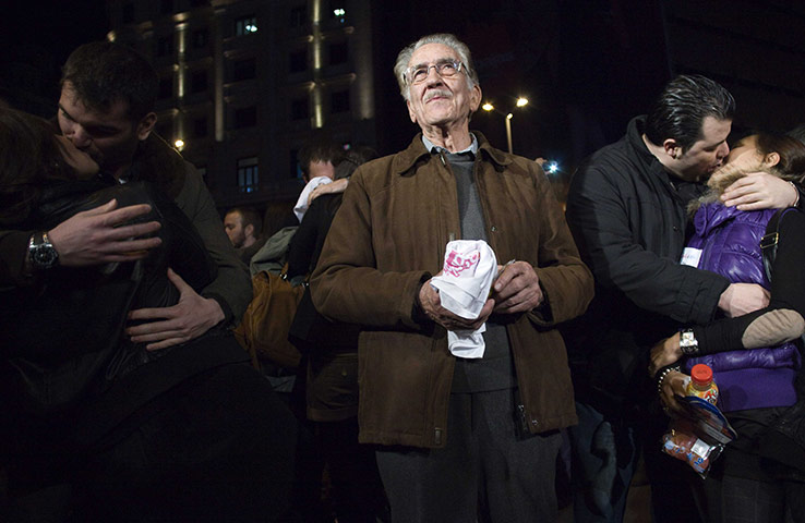 24 hours in pictures: mass kissing event in Madrid