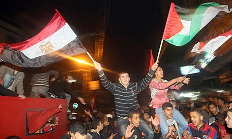 Palestinians in Gaza City wave Egyptian and Palestinian flags to celebrate Hosni Mubarak resignation
