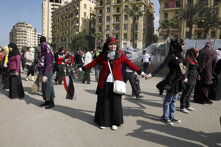 Egypt Day 19: Egyptian volunteers form a human chain to direct visitors at Tahrir Square
