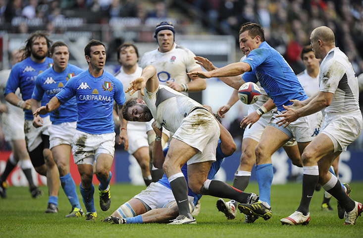 England v Italy: Nick Easter does a fantastic backhand pass